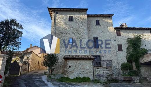 TODI - ILCI: CARATTERISTICO CIELO-TERRA SUDDIVISO IN 4 UNITA' ABITATIVE