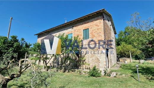 TODI - PIAN DI SAN MARTINO: CASALE CON TERRENO CIRCOSTANTE