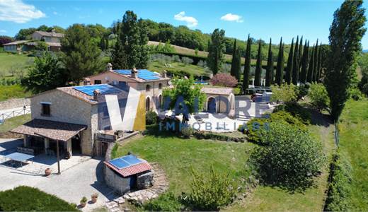 GUALDO CATTANEO - SAN TERENZIANO: SPLENDIDA VILLA CON PISCINA