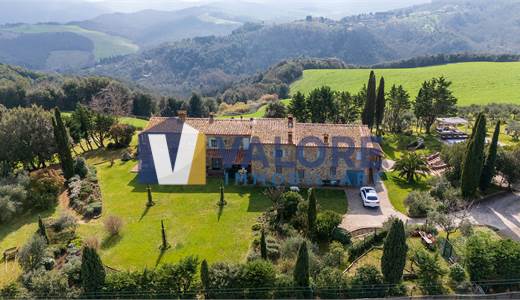 VILLA STORICA RISTRUTTURATA CON PARCO PRIVATO NEL CUORE DELLA TOSCANA
